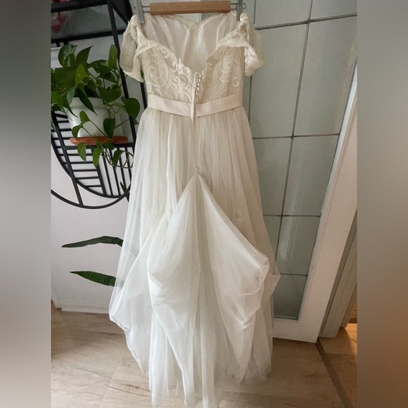 Ivory Tulle Wedding dress. - Picture 5 of 7